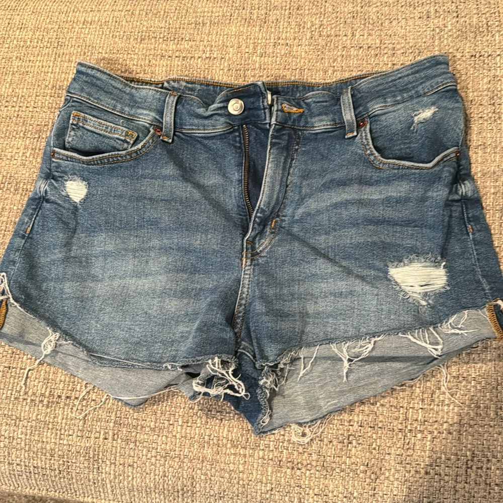 H&M Jean short. Light wash